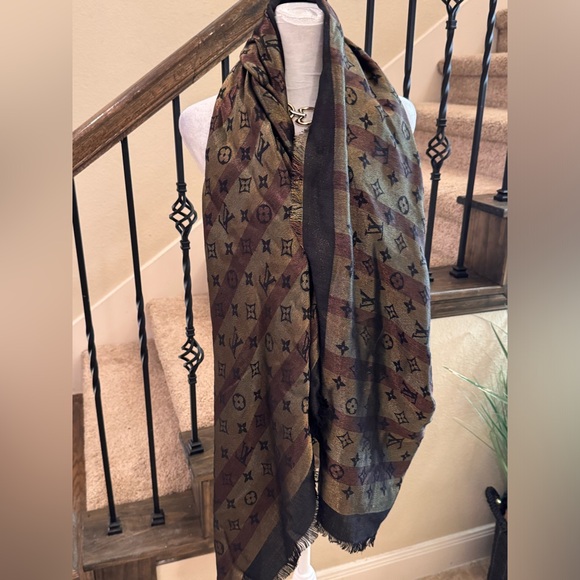 LV Monogram So Shine Silk/GoldenScarf/Shawl 100%Authentic Box included - Picture 8 of 14
